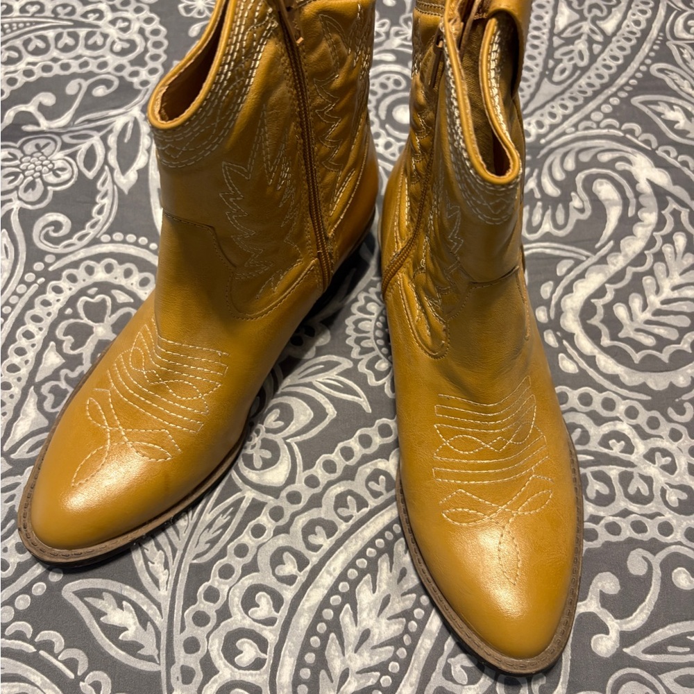 Women's Tan Western Boots